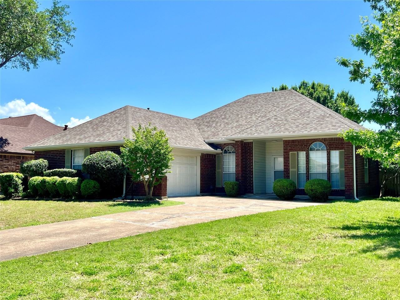 2735 Wentworth Dr - Photo 2 of 40
