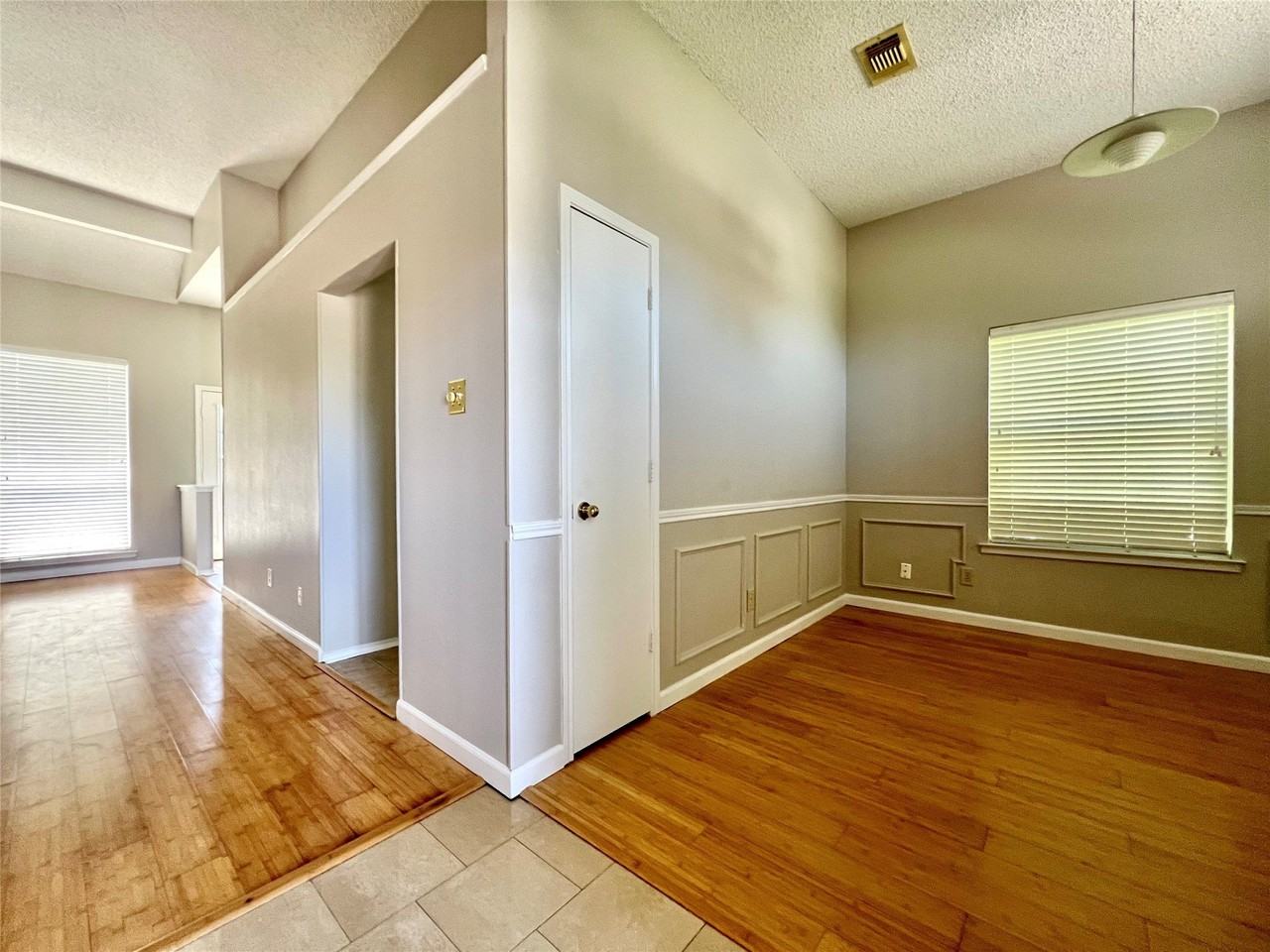 2735 Wentworth Dr - Photo 4 of 40