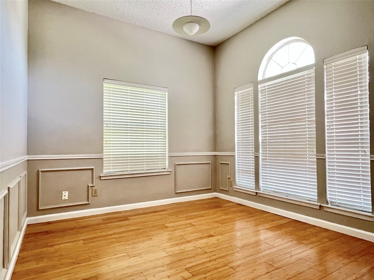 2735 Wentworth Dr - Photo 5 of 40