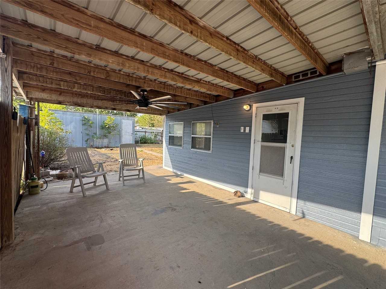 413 E Locust St - Photo 3 of 16