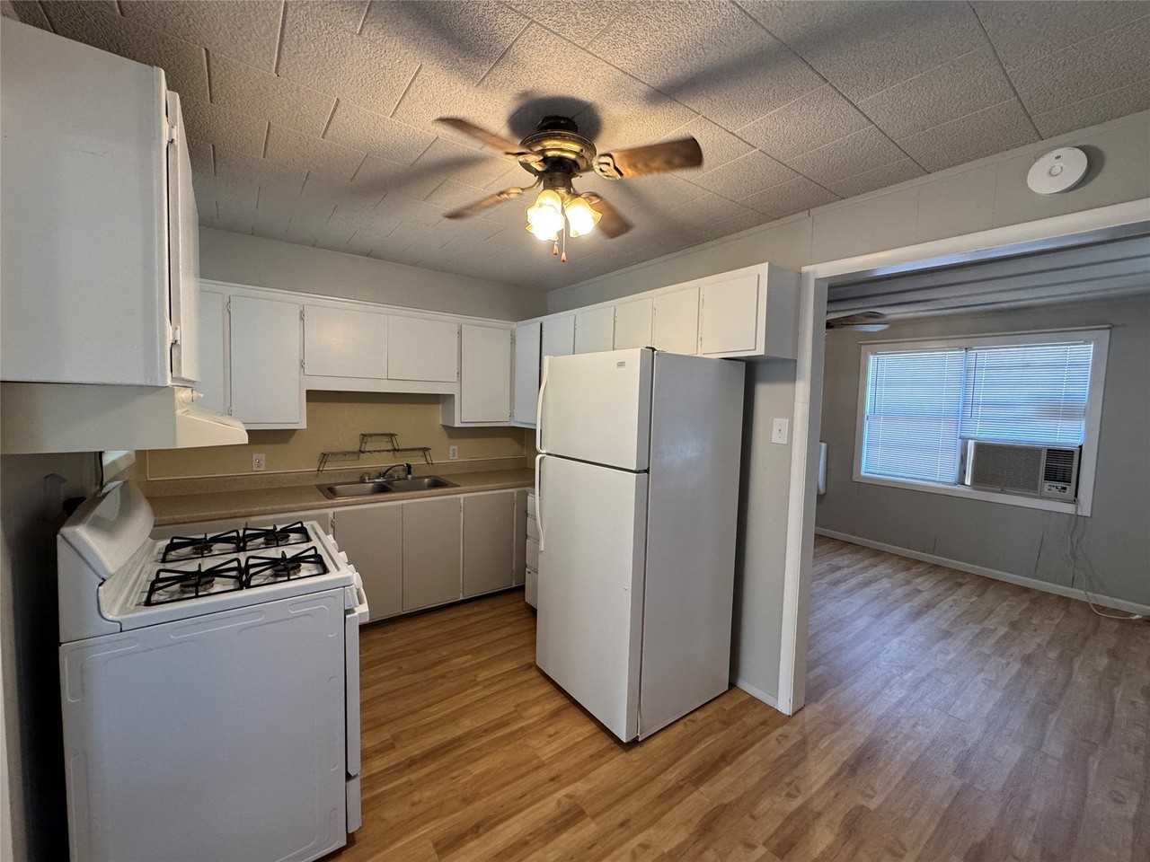 413 E Locust St - Photo 4 of 16