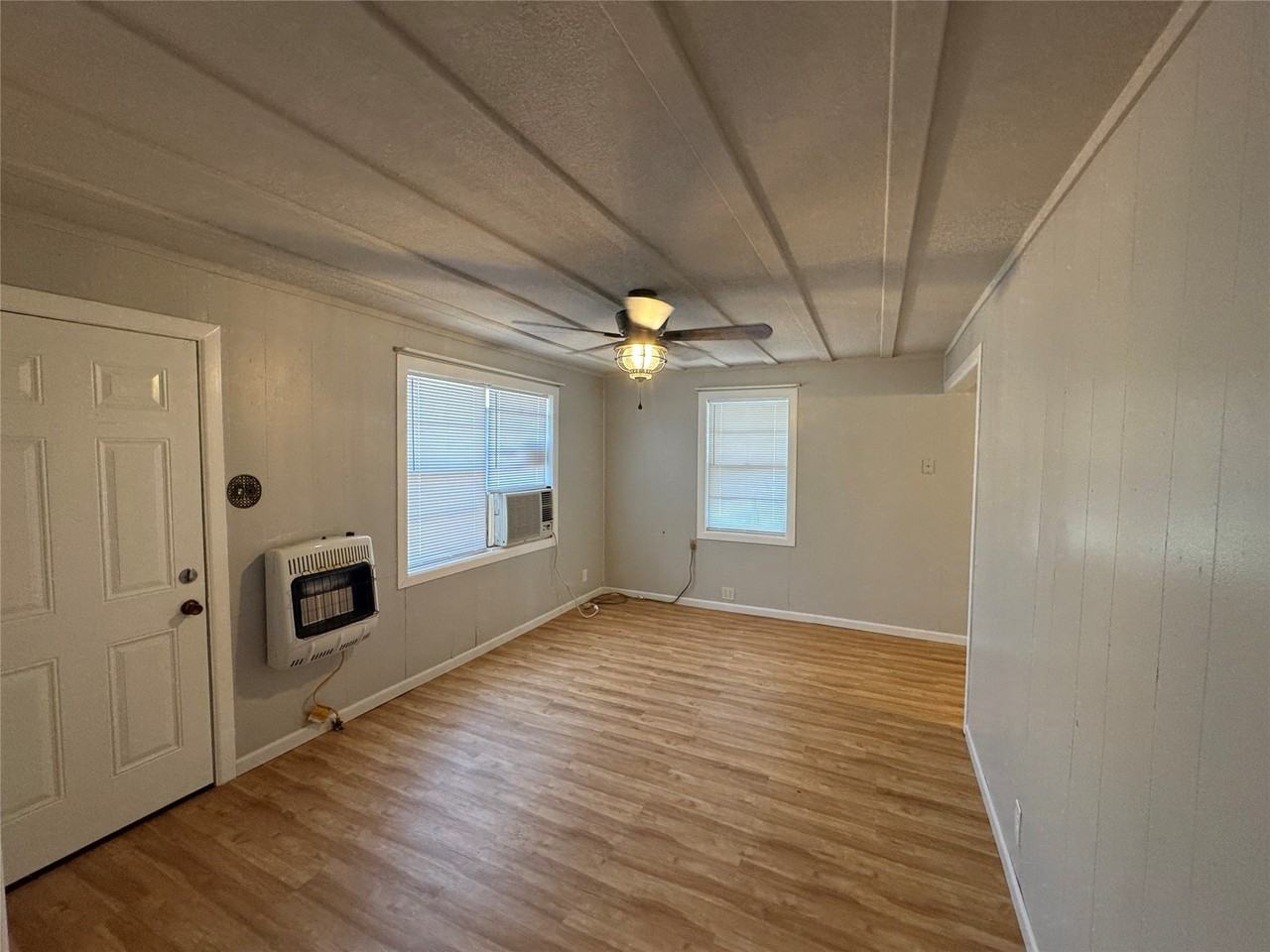 413 E Locust St - Photo 6 of 16