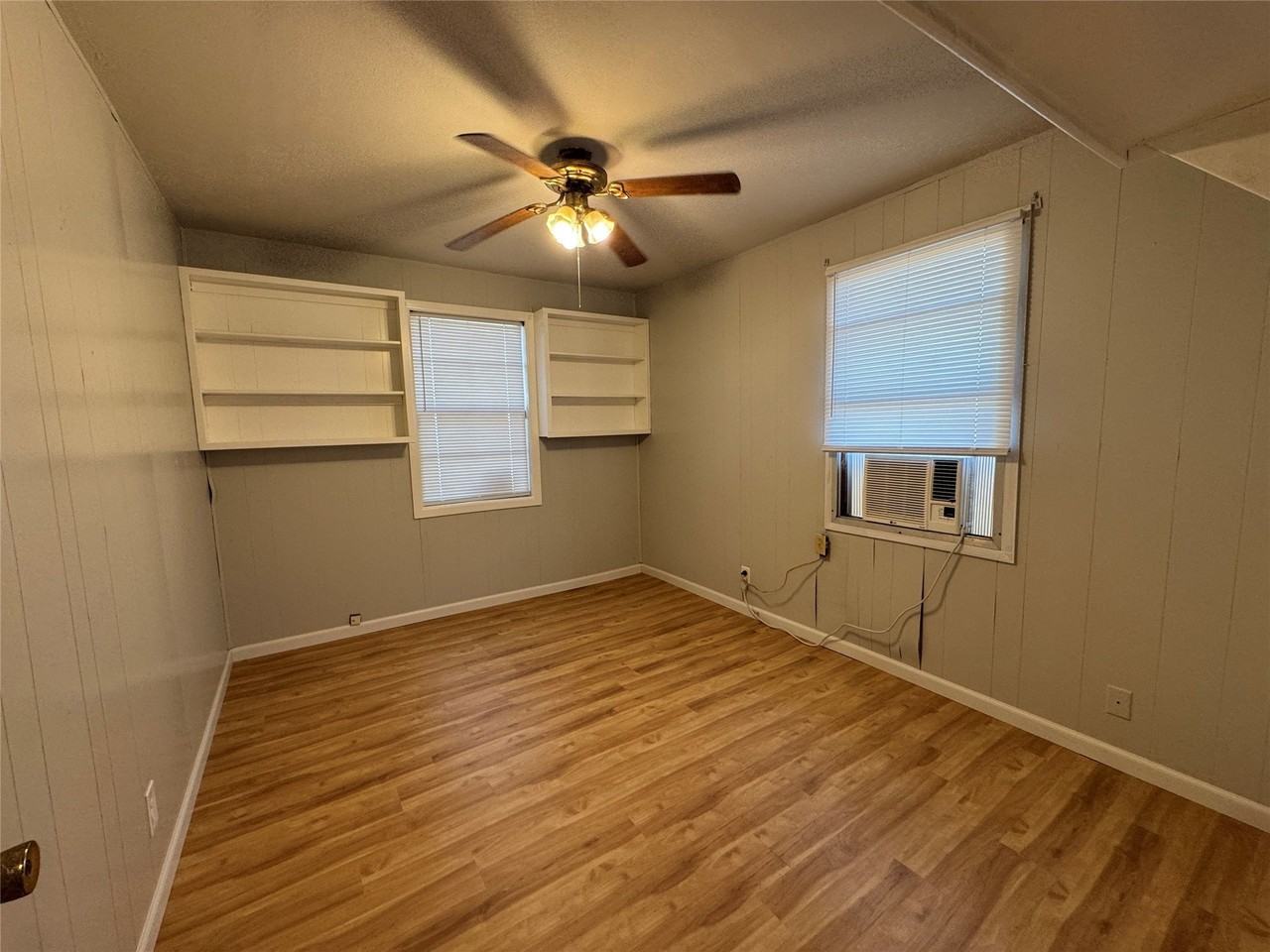 413 E Locust St - Photo 7 of 16