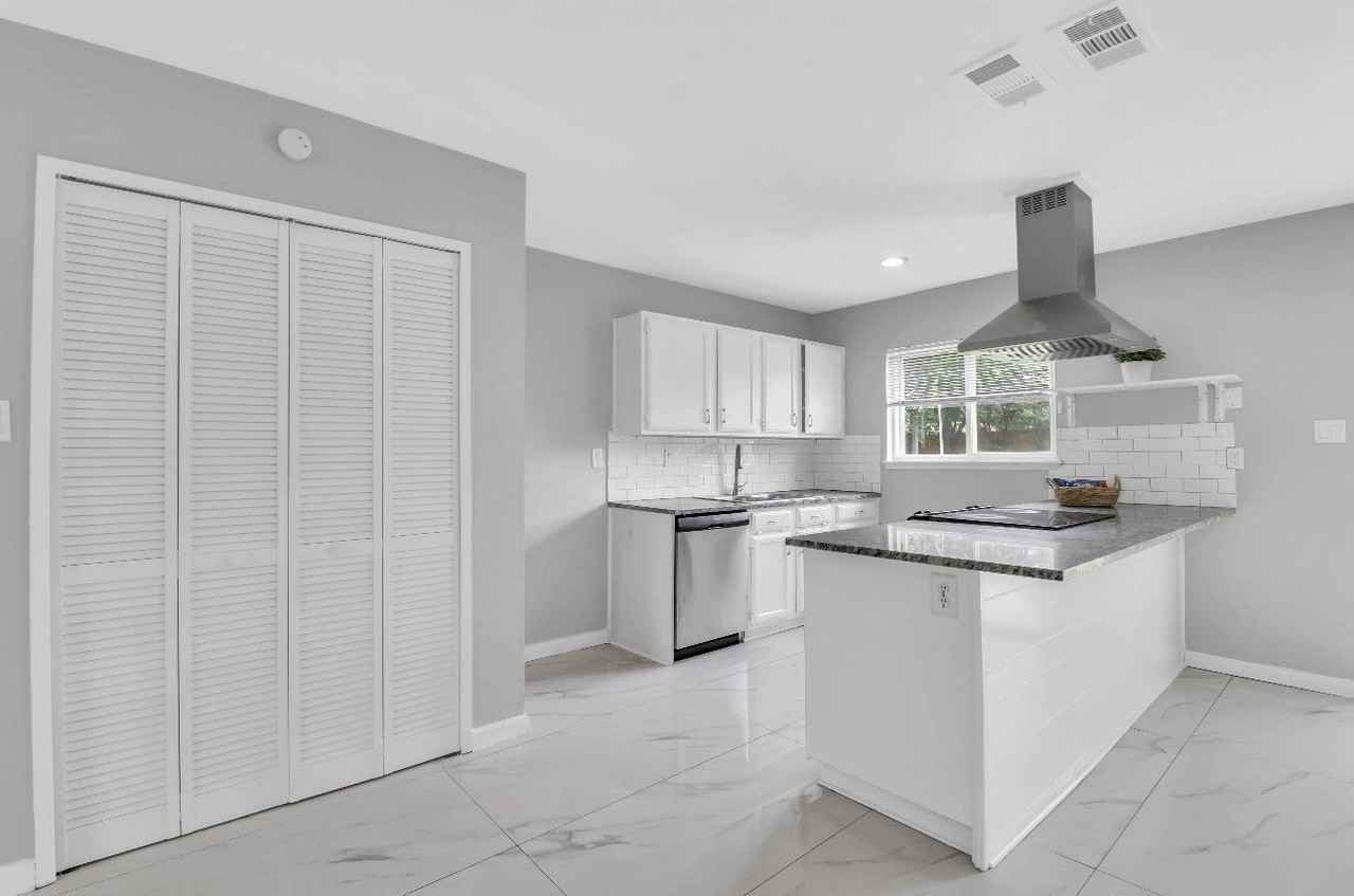 1509 California Trl - Photo 3 of 33