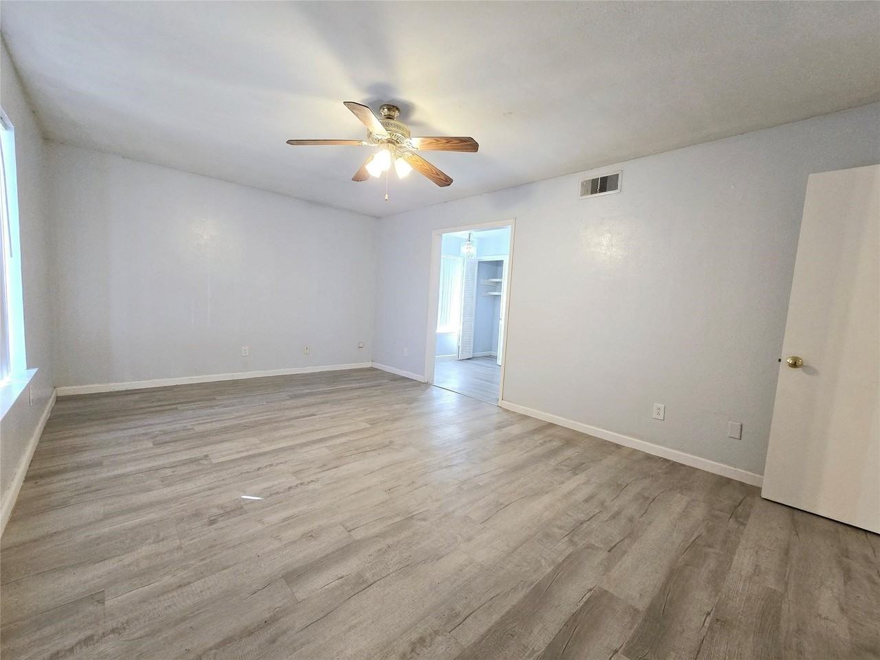 902 Spring Valley Plz - Photo 3 of 11