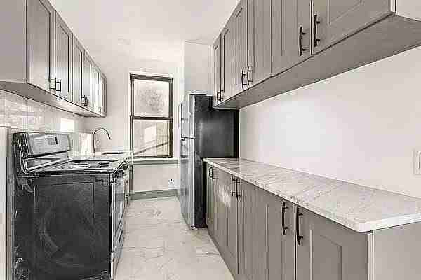 49 6th Ave #2L - Photo 2 of 6