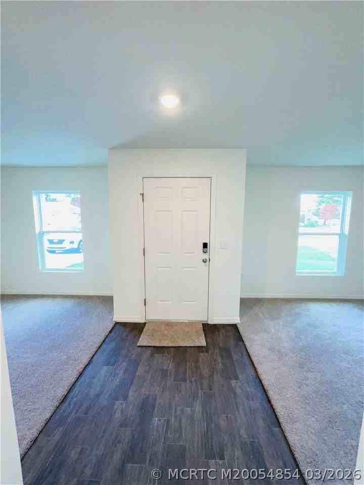 1701 Se Manth Ln - Photo 4 of 17