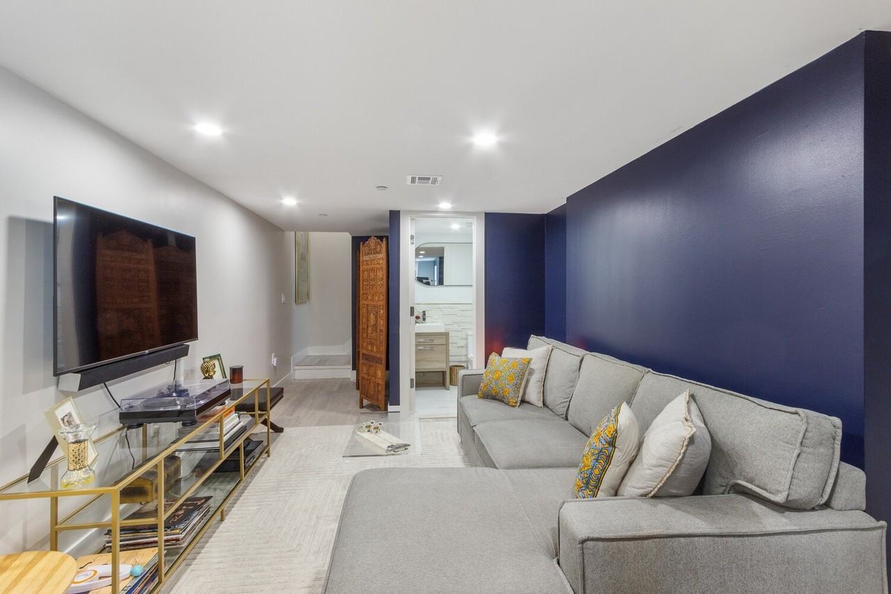 573 Gates Ave - Photo 2 of 9