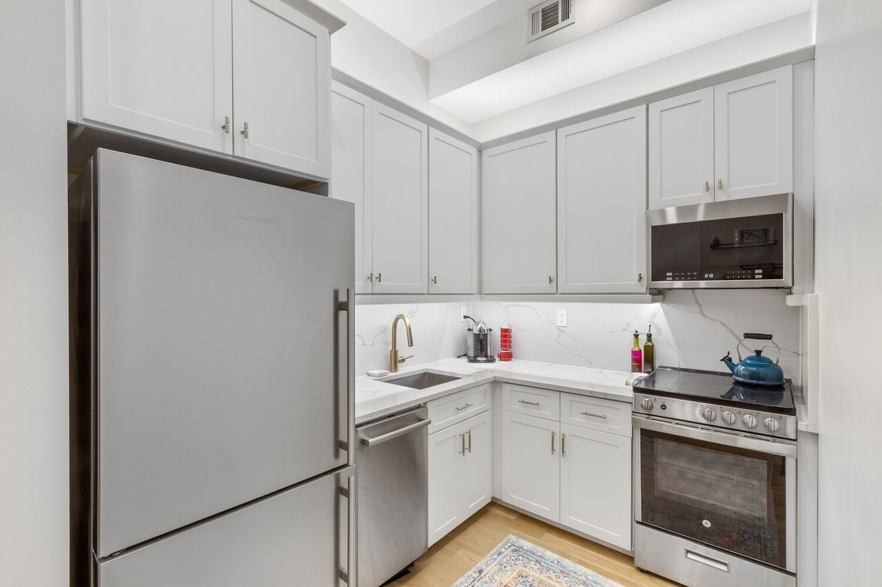 573 Gates Ave - Photo 4 of 9