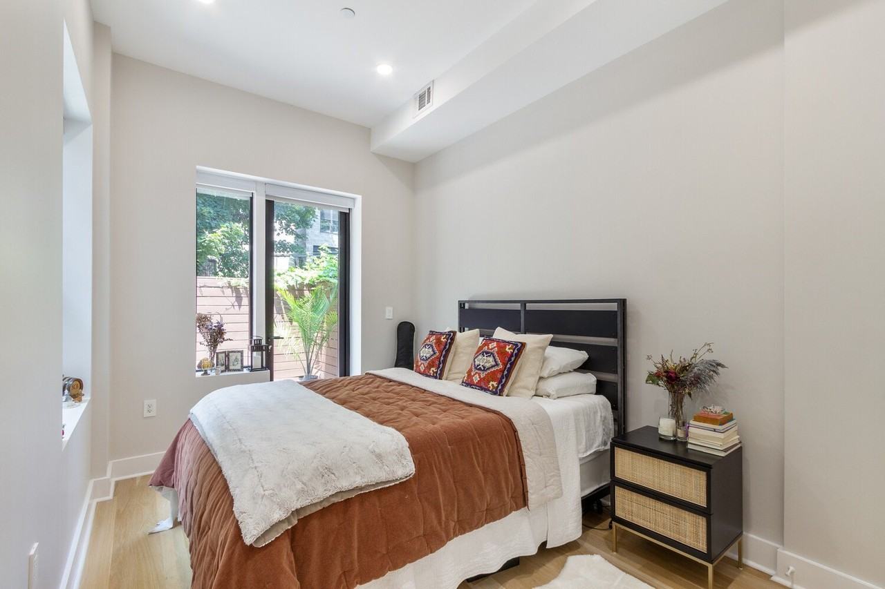 573 Gates Ave - Photo 5 of 9