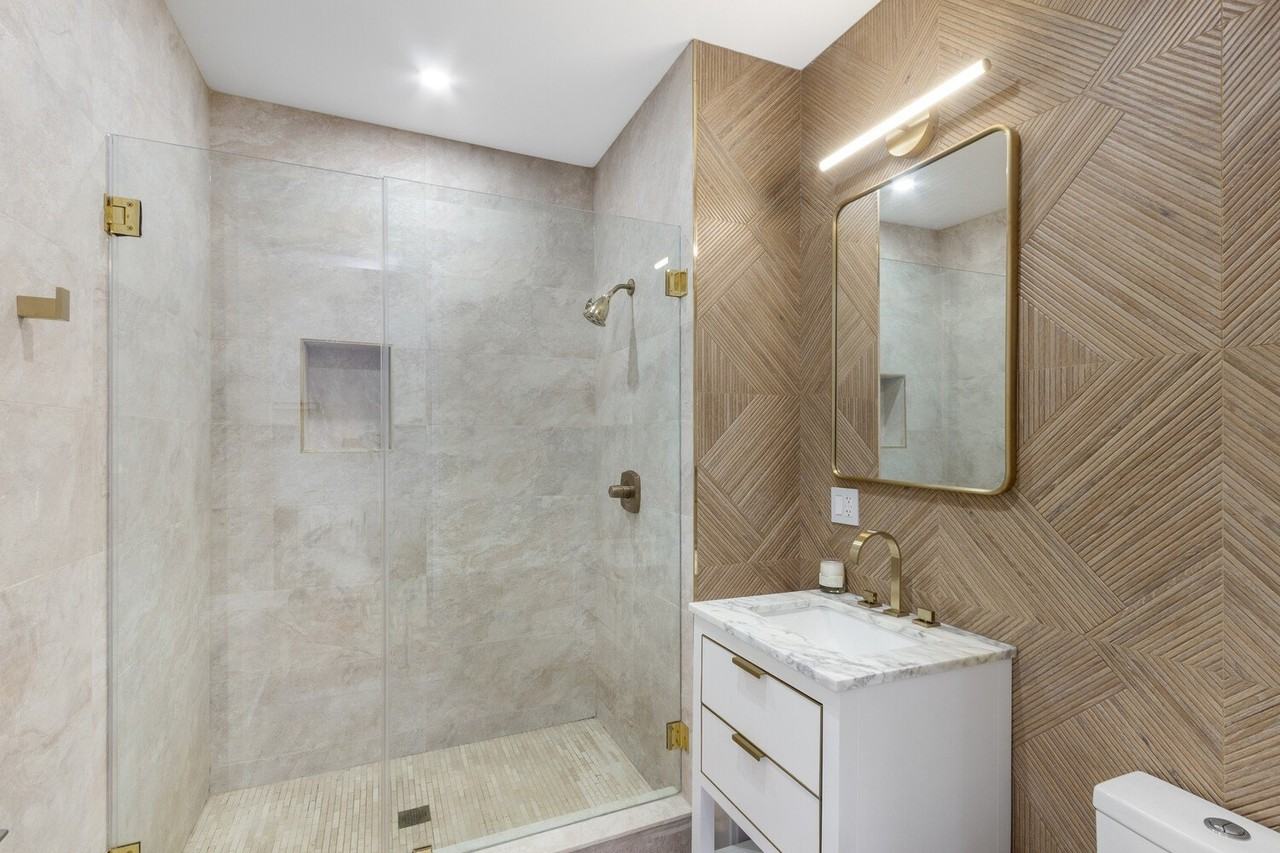 573 Gates Ave - Photo 7 of 9