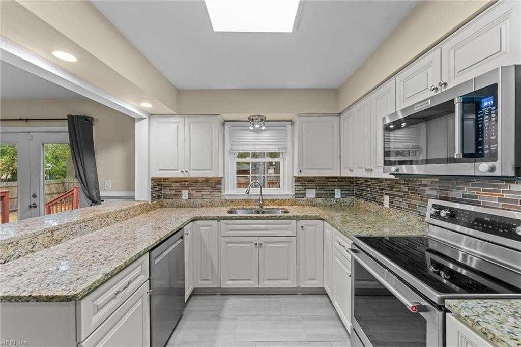 1132 Sippel Dr - Photo 3 of 25