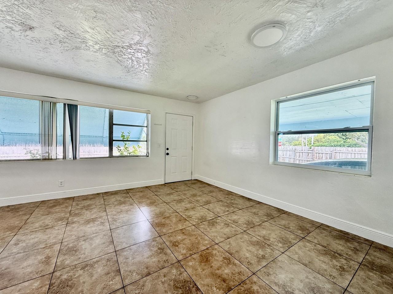 355 Nw 8th Ave - Photo 4 of 14