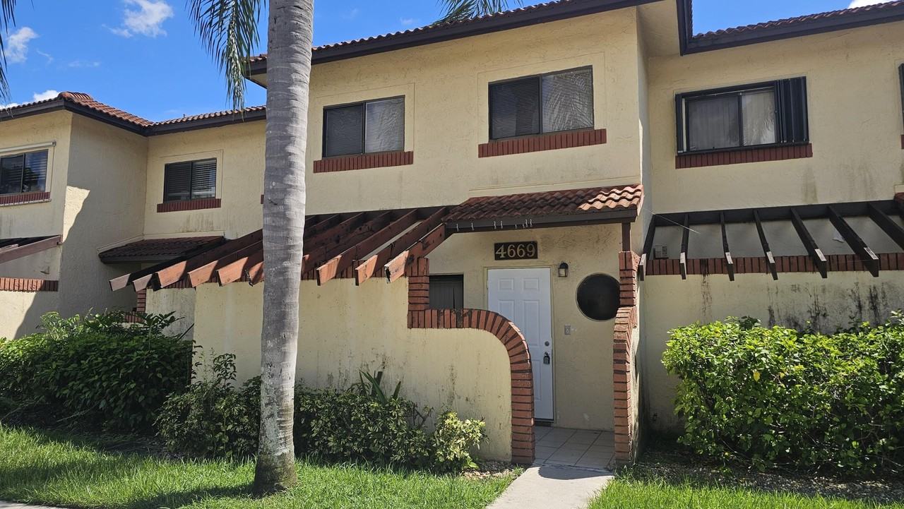 4669 Nw 89th Ave - Photo 2 of 13