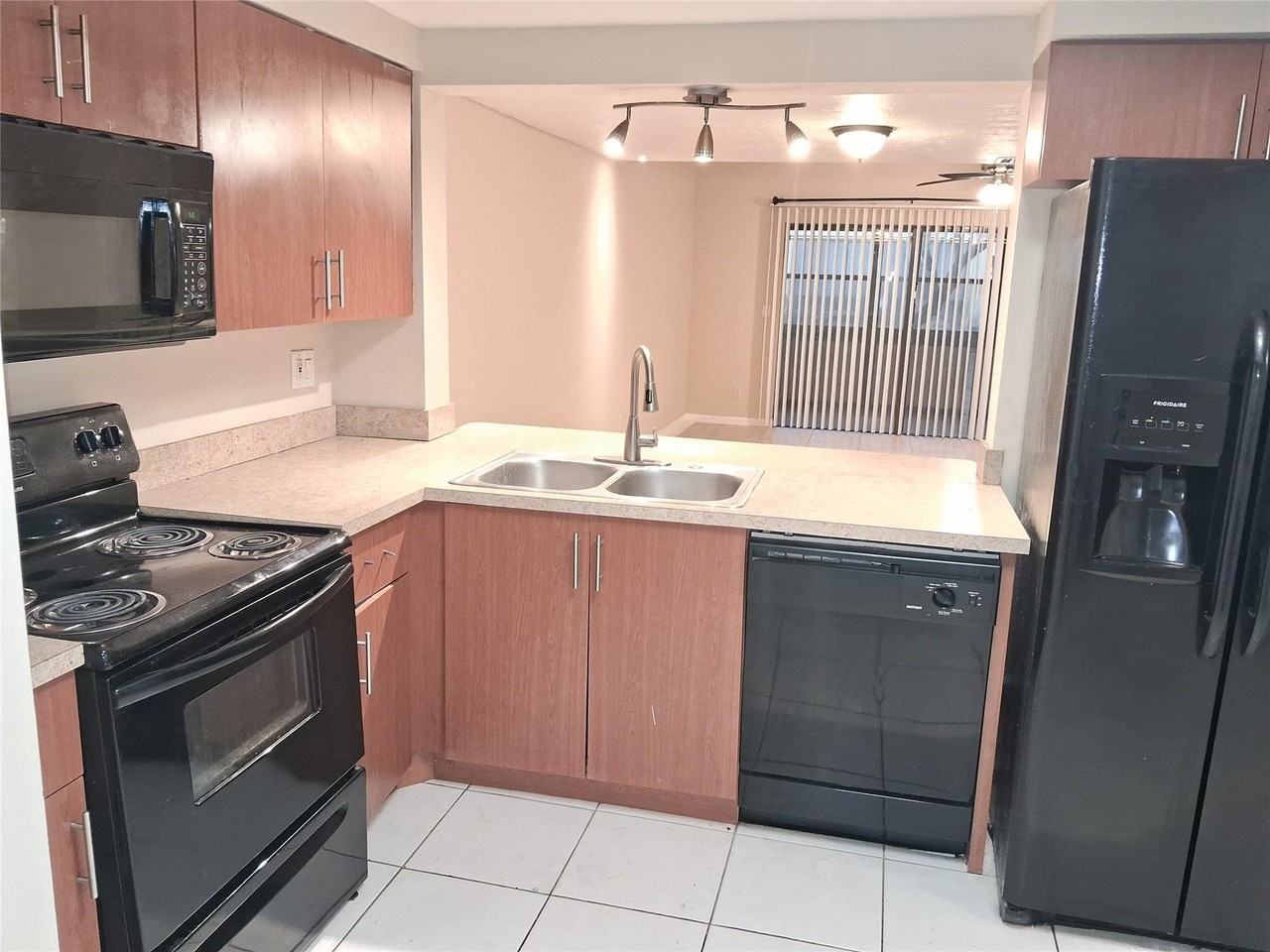 4669 Nw 89th Ave - Photo 4 of 13