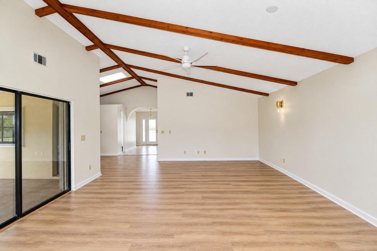 1309 Se Coral Reef St - Photo 5 of 20