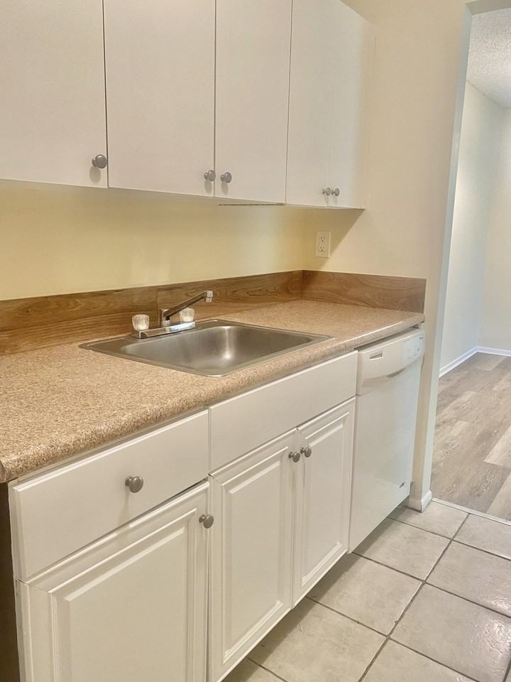 1200 Lake Victoria Dr #C - Photo 4 of 18