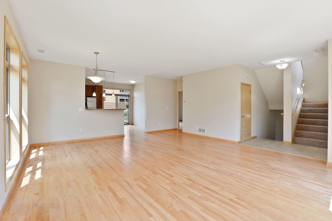 745 Victoria St S - Photo 5 of 18