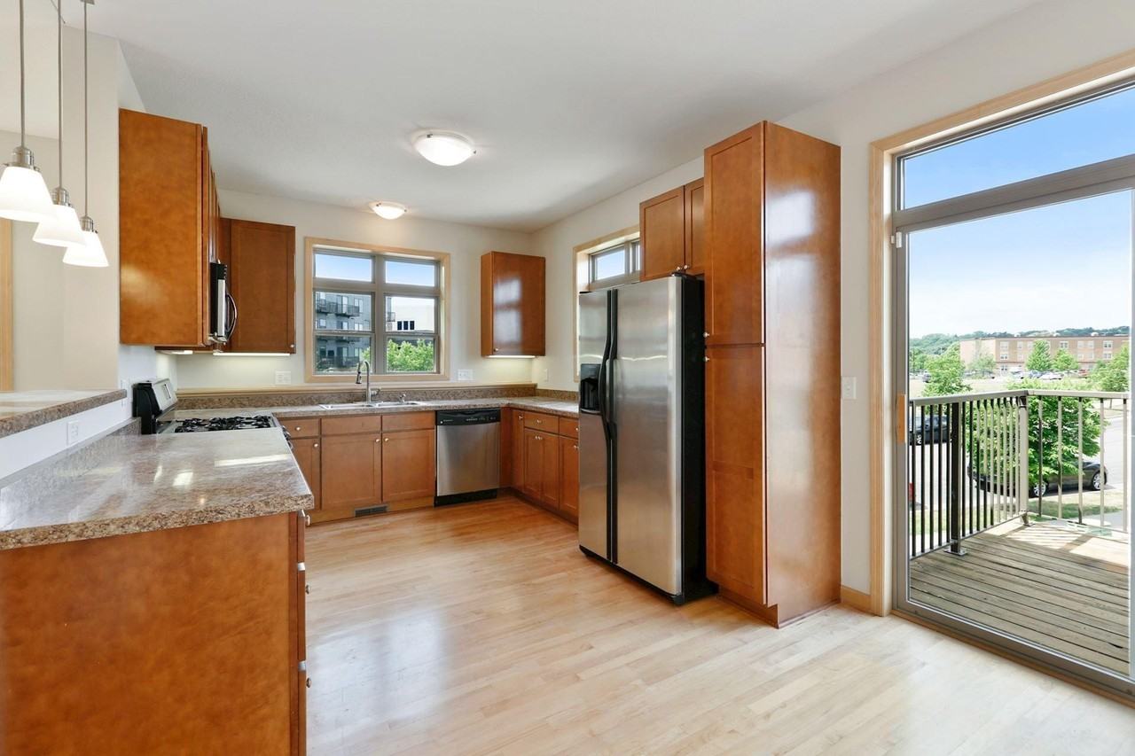 745 Victoria St S - Photo 6 of 18