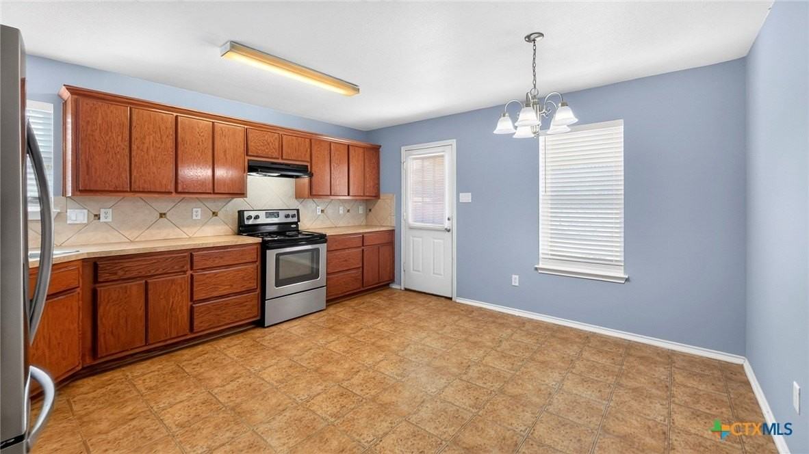 1108 Dixon Cir - Photo 4 of 11