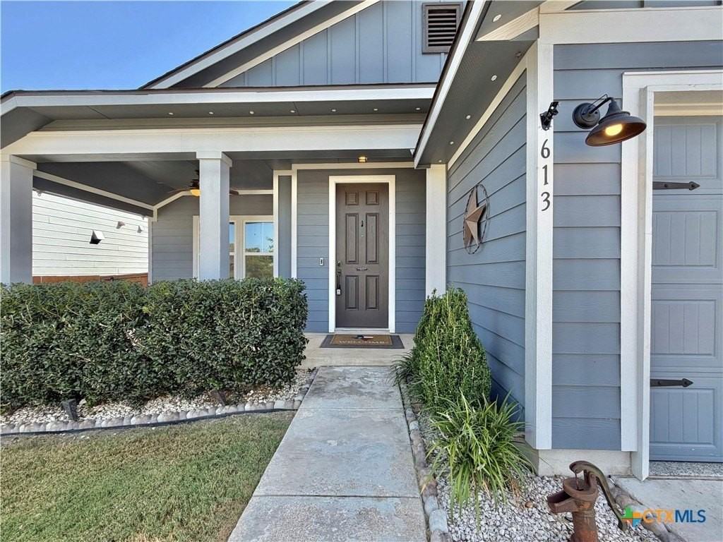 613 Goldenwave Way - Photo 2 of 40