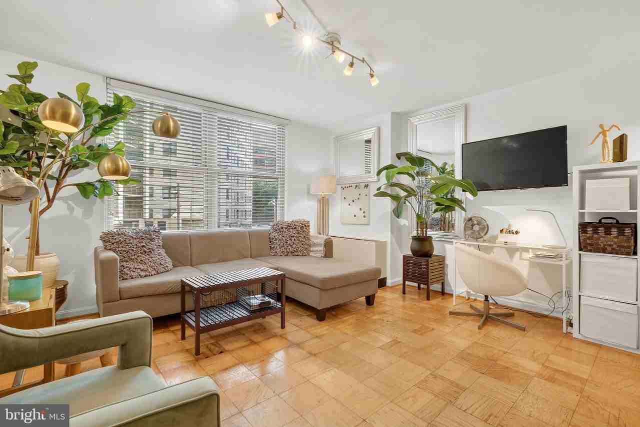 1260 21st St Nw #205 - Photo 3 of 19