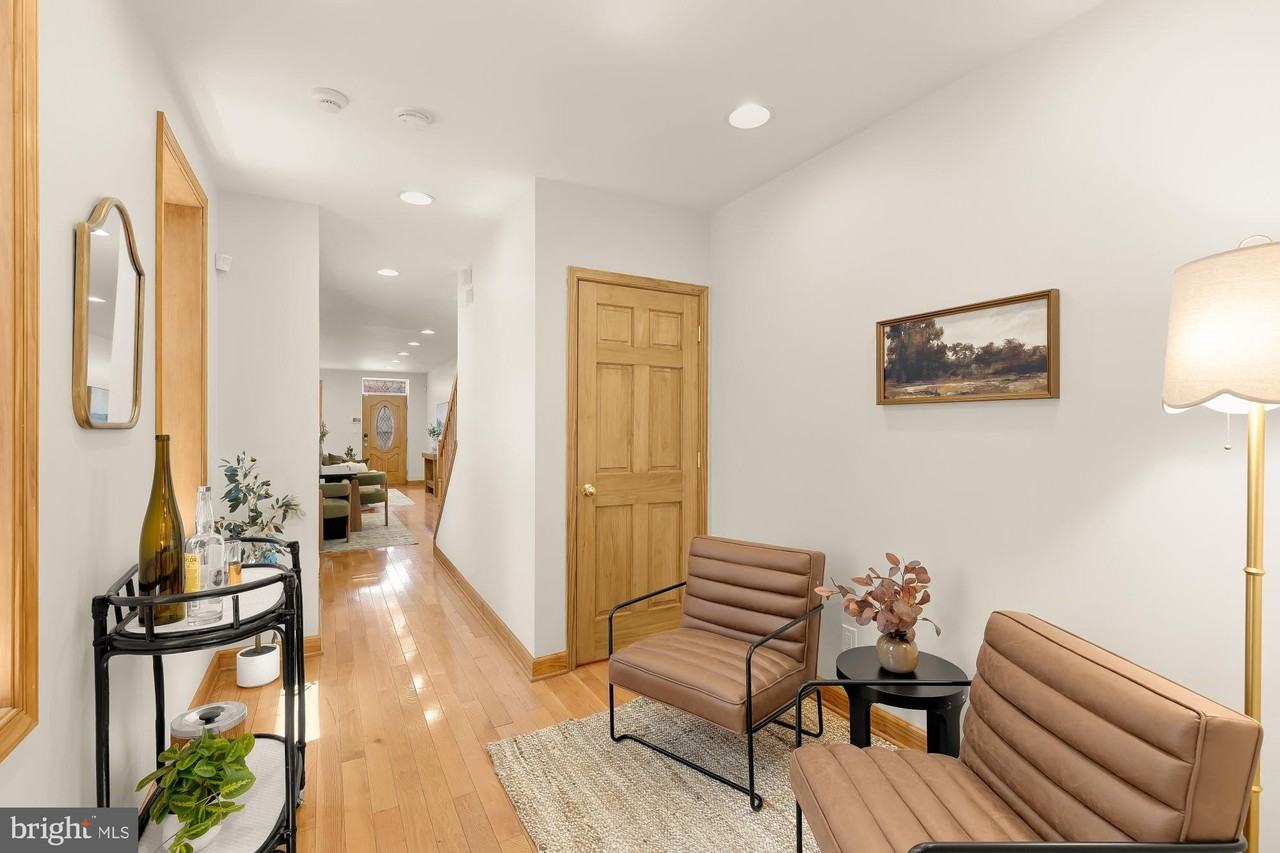1121 S Clinton St - Photo 5 of 26
