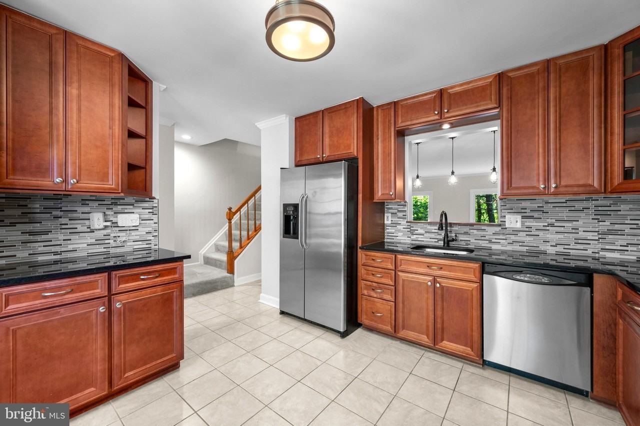 4731 Leyden Way - Photo 5 of 35