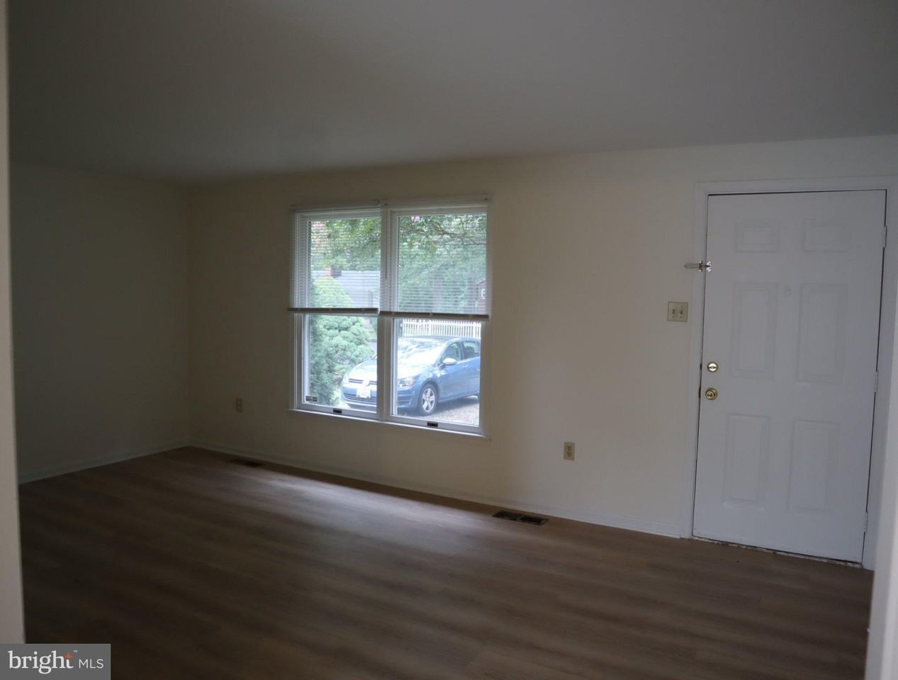 1108 Middle Neck Dr - Photo 3 of 20