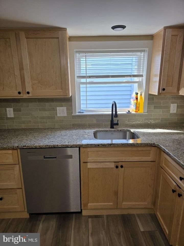 410 Logan St - Photo 6 of 21