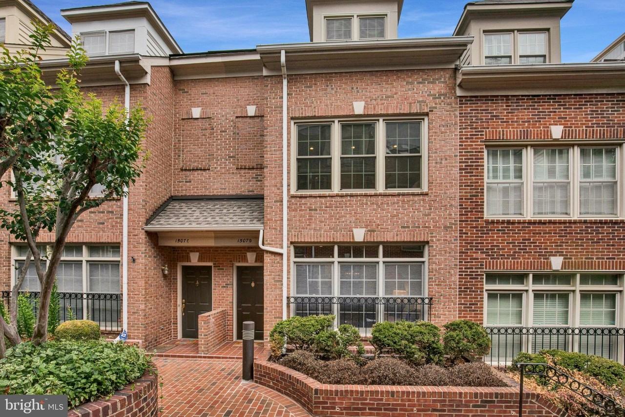 1507-D N Colonial Ter - Photo 2 of 39