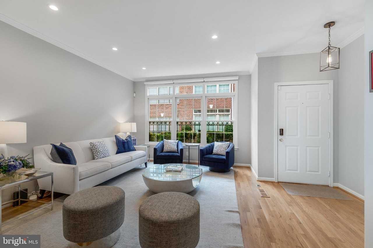 1507-D N Colonial Ter - Photo 3 of 39