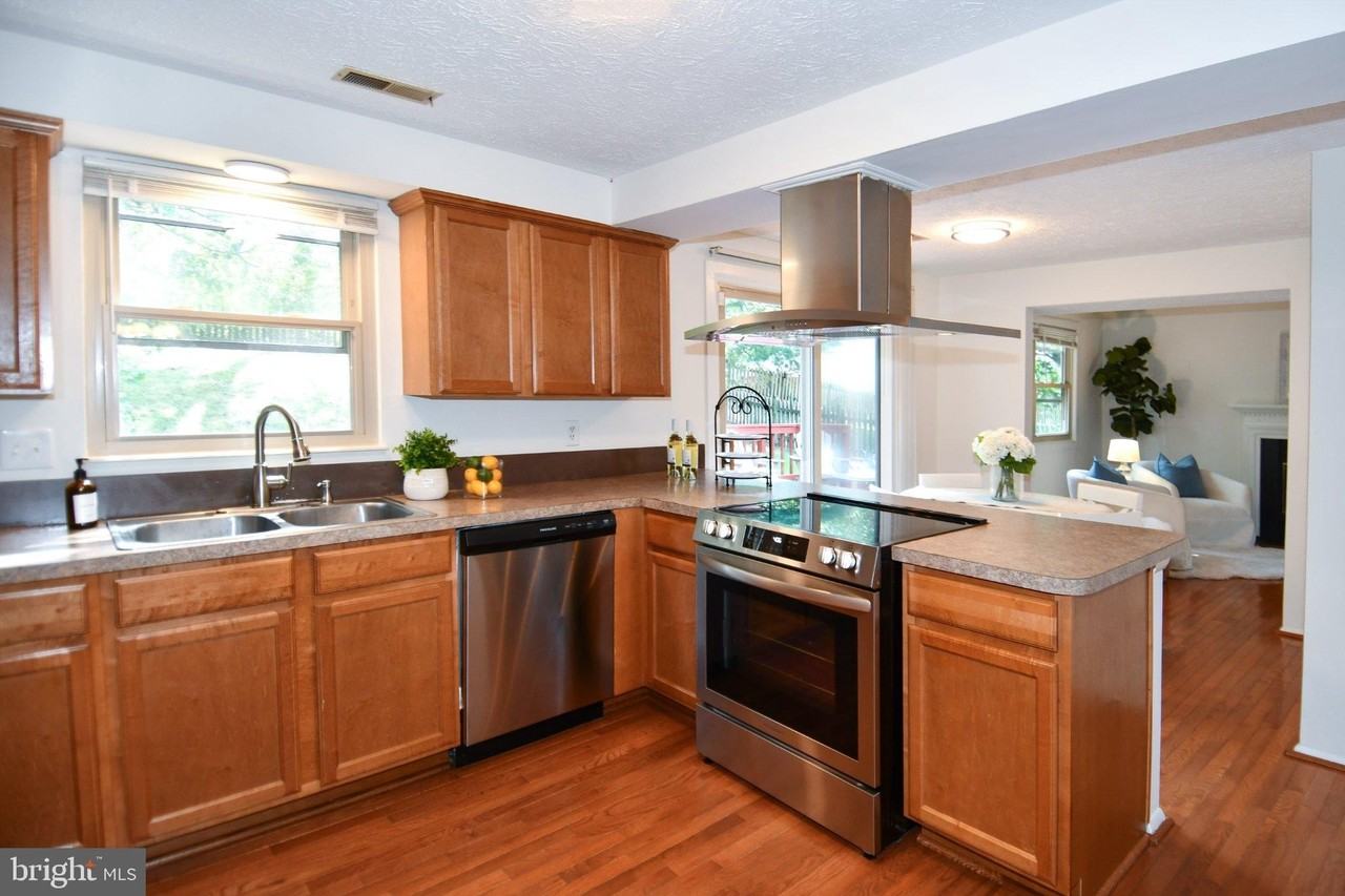 13985 Cabells Mill Dr - Photo 5 of 36