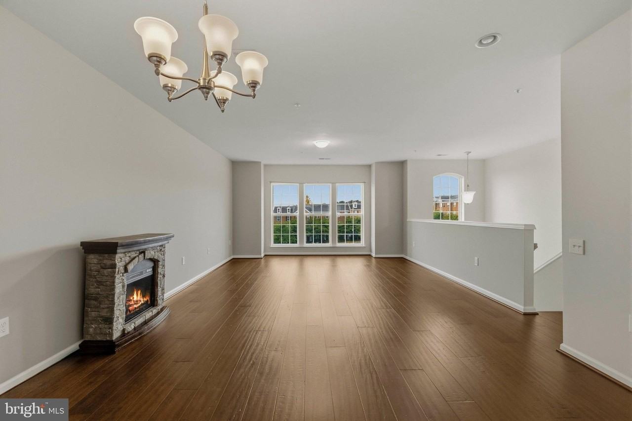 42699 Wardlaw Ter - Photo 3 of 37