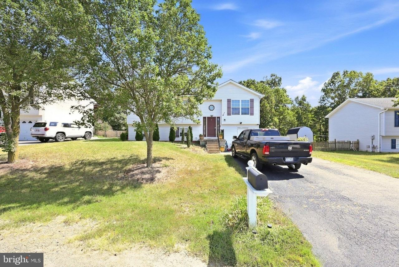 94 Longwood Dr - Photo 4 of 25