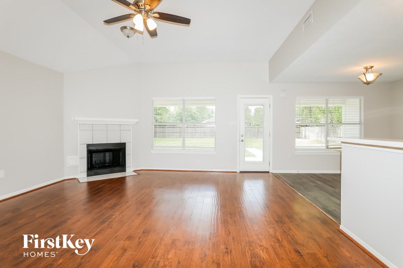 7122 Woodland Oaks - Photo 2 of 15