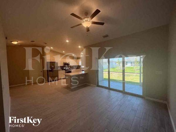 402 Sw 31st Ave - Photo 2 of 10