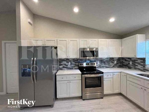 402 Sw 31st Ave - Photo 3 of 10
