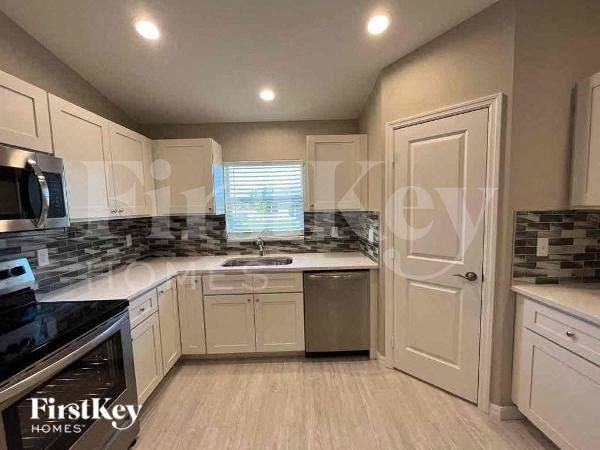 402 Sw 31st Ave - Photo 4 of 10