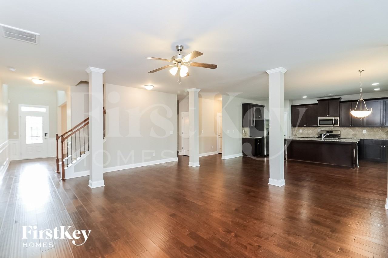 119 Wentworth Ln - Photo 3 of 15