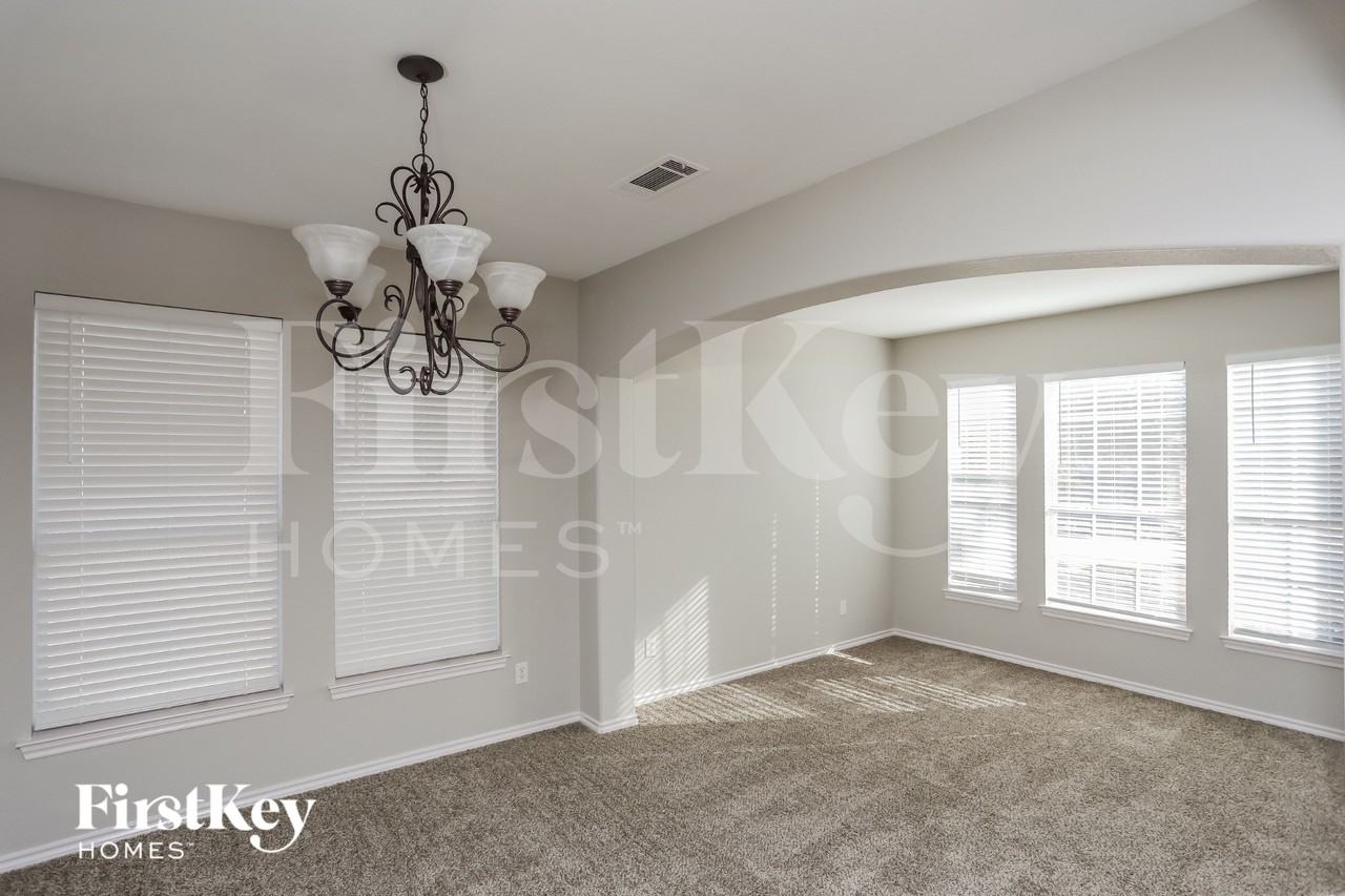6613 Driftwood Ln - Photo 4 of 15
