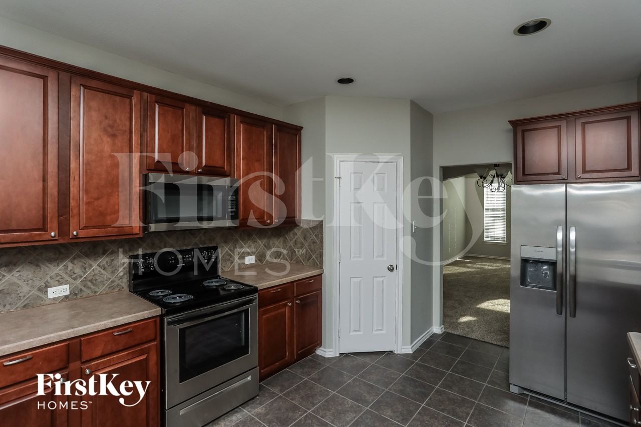 6613 Driftwood Ln - Photo 5 of 15