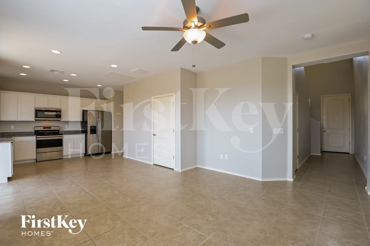 220 E Imperial Ct - Photo 4 of 15