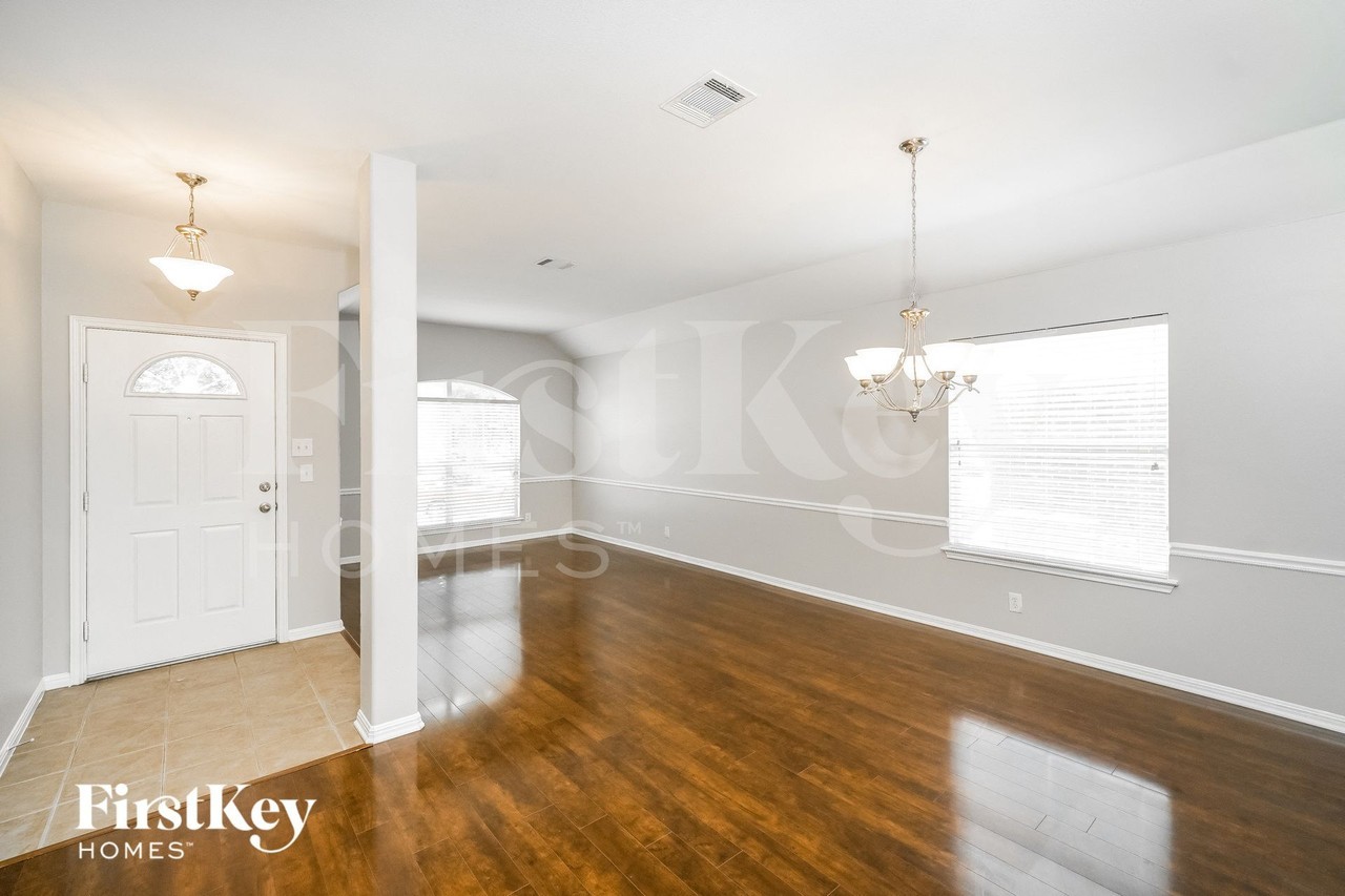 13711 Jubilee Way - Photo 7 of 17