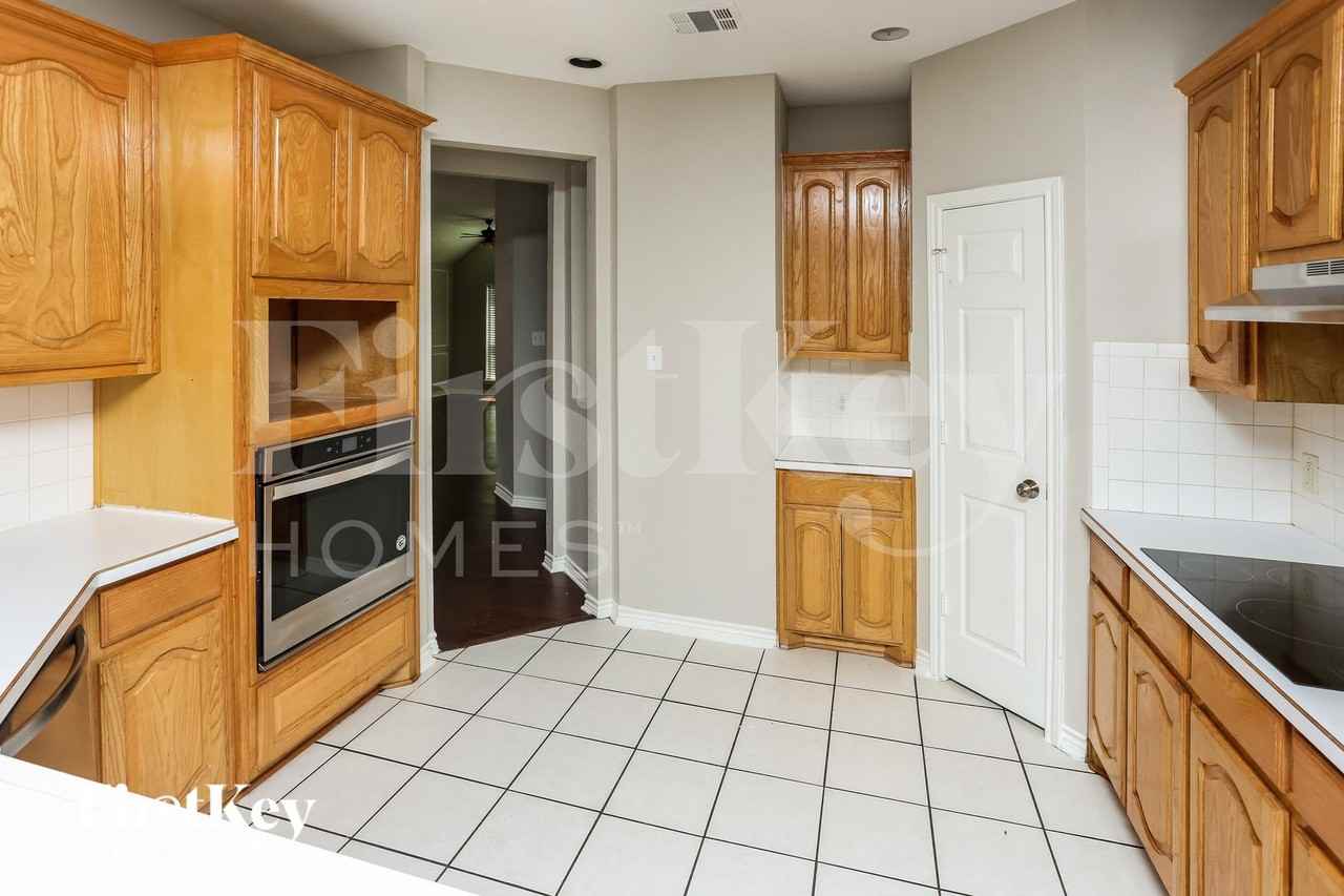 7701 Brook Meadow Ln - Photo 5 of 15