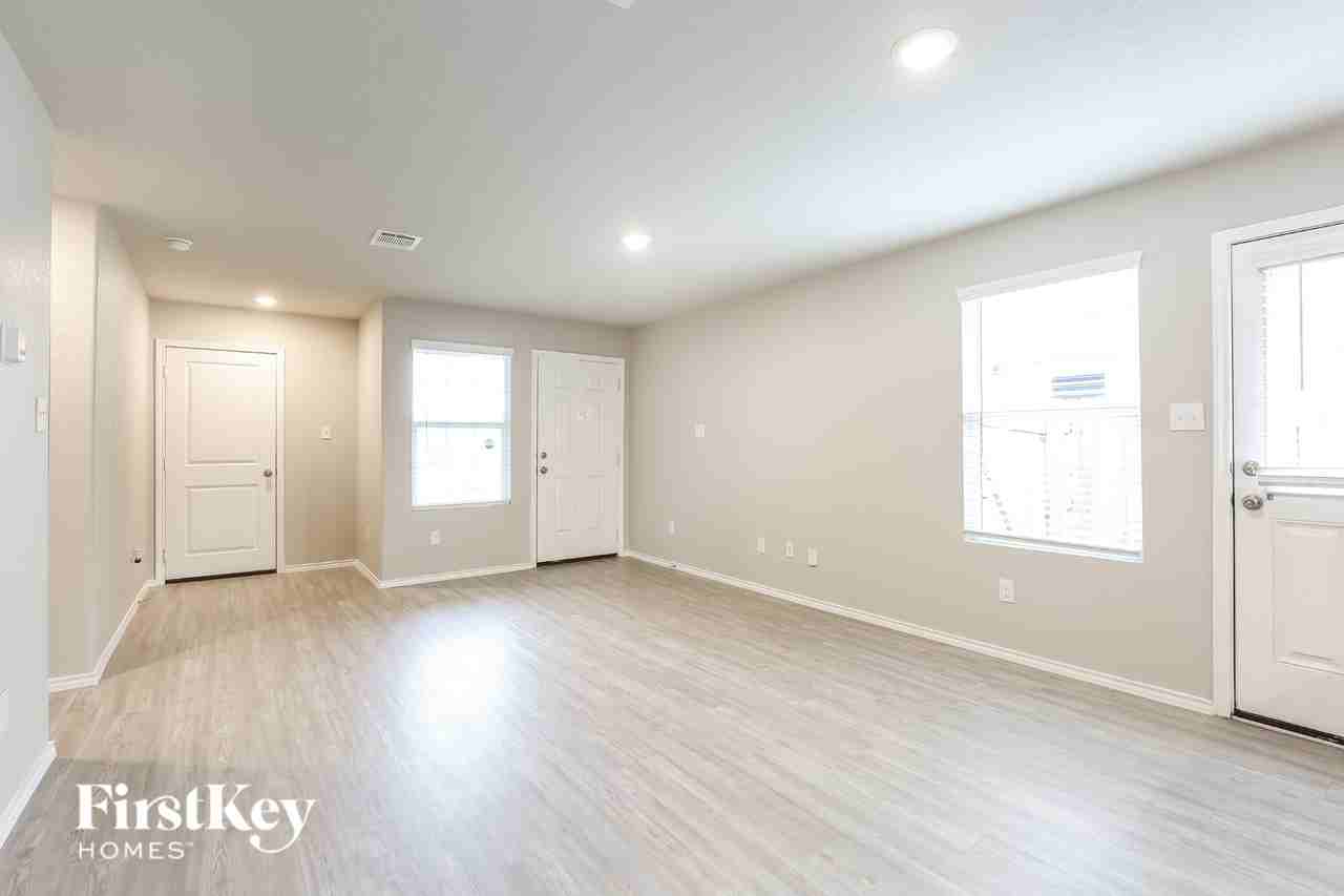 10807 Giacconi Dr - Photo 4 of 15