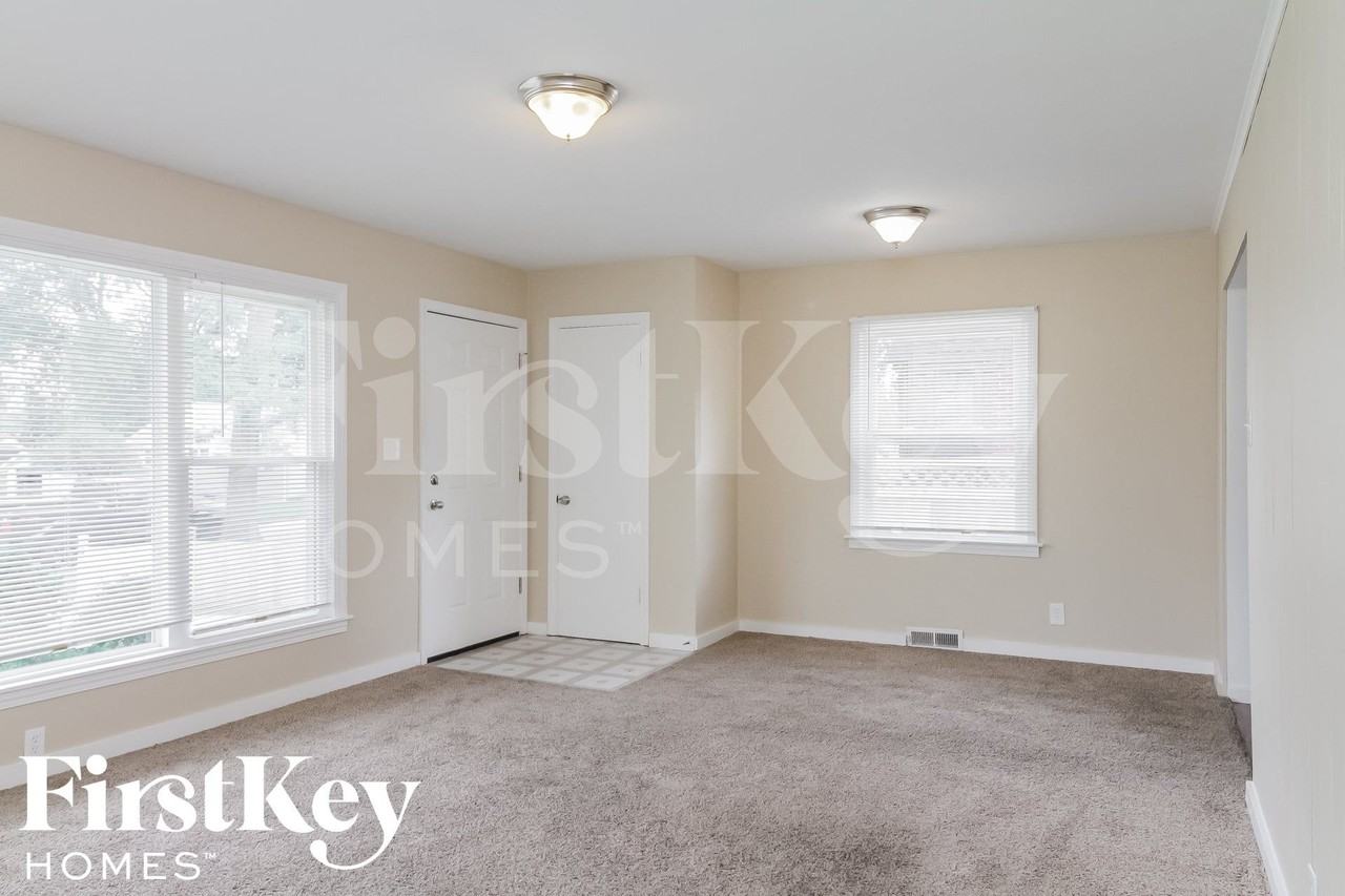 834 Charles St - Photo 4 of 15