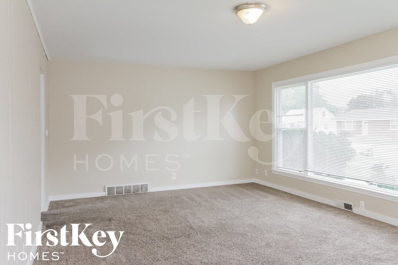 834 Charles St - Photo 5 of 15