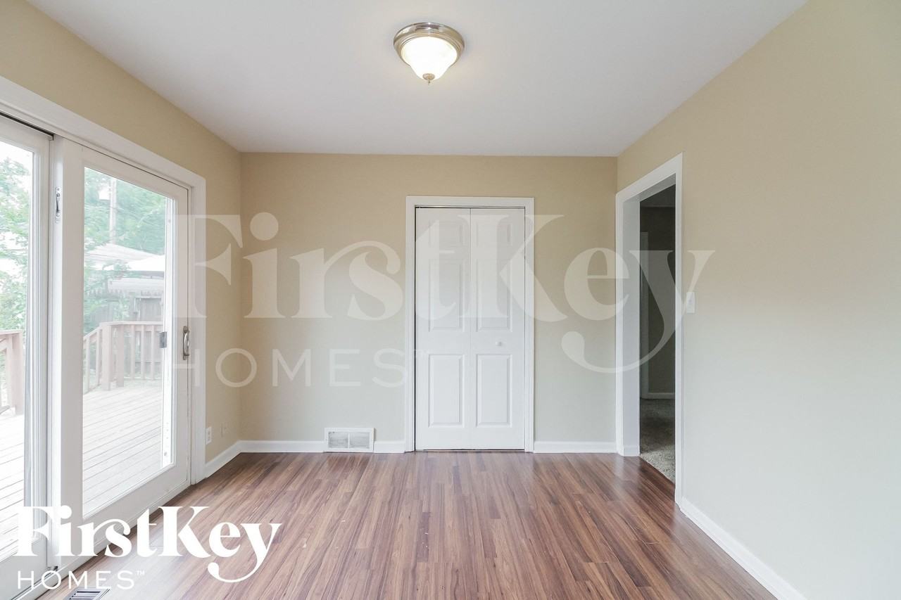 834 Charles St - Photo 6 of 15