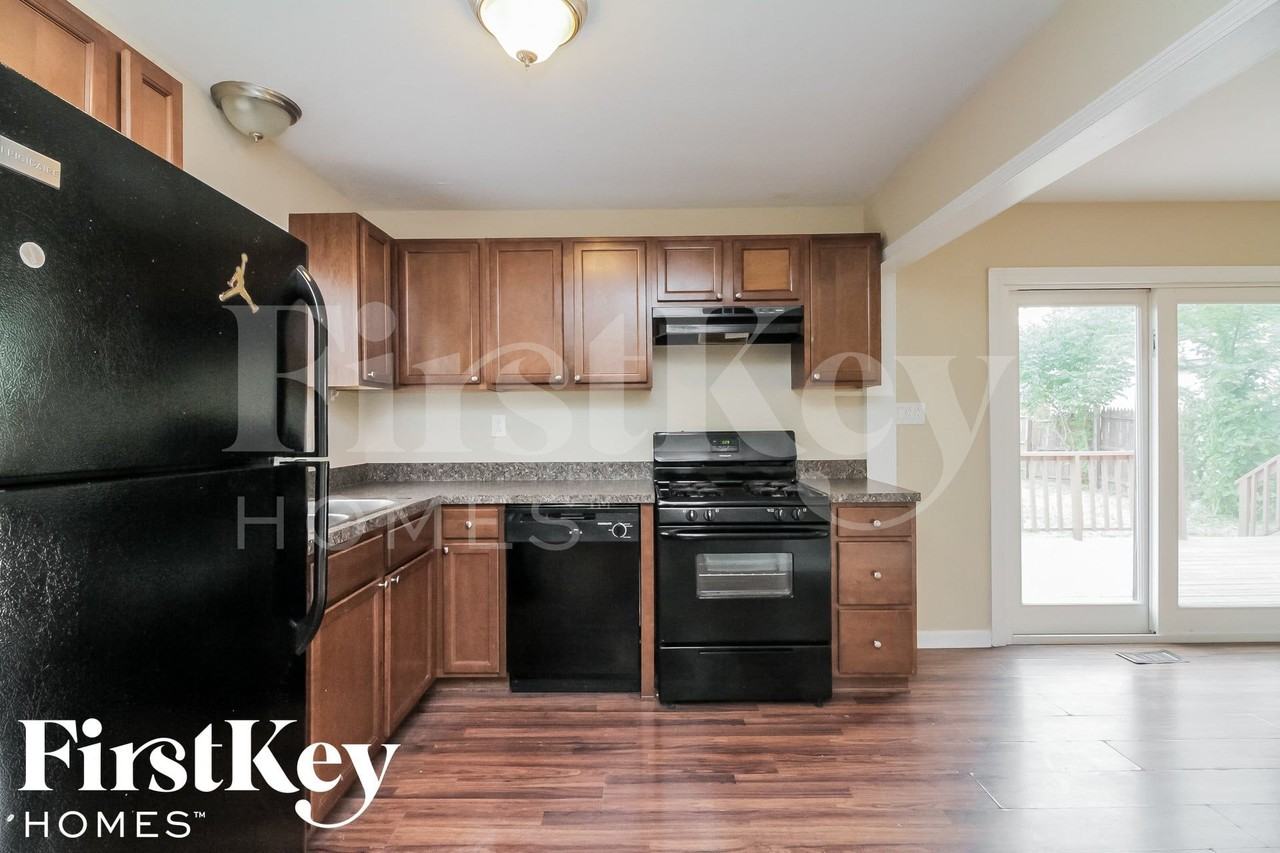 834 Charles St - Photo 7 of 15